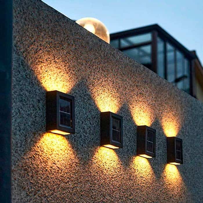 Solárna lampa sa cez deň nabíja solárnou energiou a po zotmení začne svietiť.