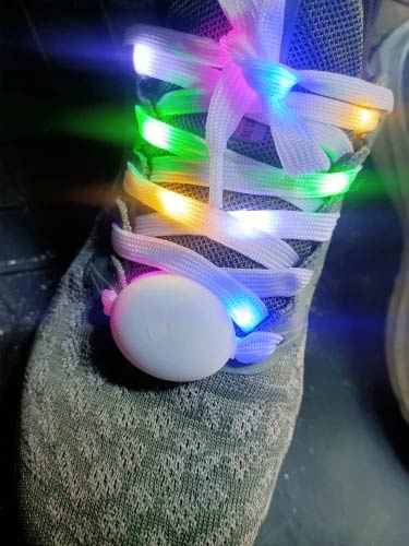Tkaničky mají 4 režimy LED světel - rychlé blikání, pomalé blikání, stálé svícení a režim vypnuto.