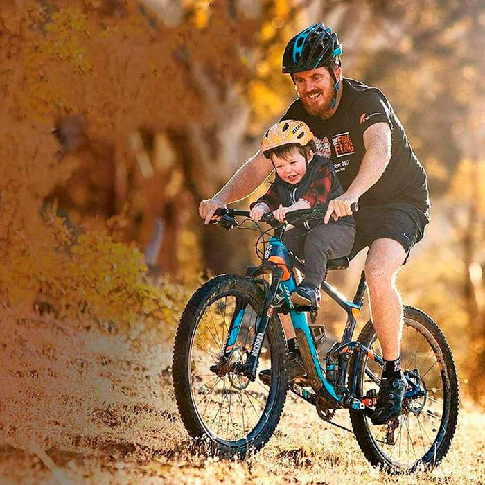 Detská sedačka na bicykel má tiež opierku na ruky a nohy pre pohodlnejšiu jazdu!