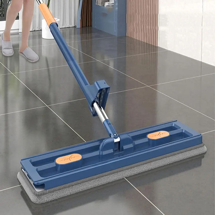 Jednoducho namočte mop do vody, prejdite ním po podlahe a potom použite mechanizmus na vymáčanie prebytočnej vody!