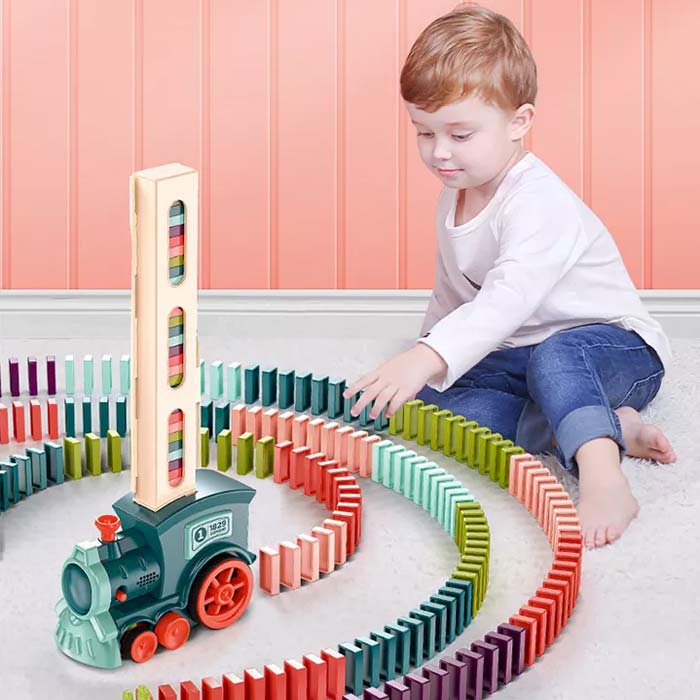 Vláčik s domino je výborná didaktická hračka, ktorá urýchľuje rozvoj jemnej motoriky!